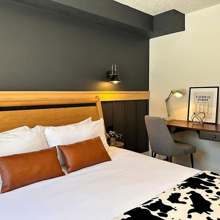W118 New! Central Canmore- Light Industrial Hotel Room Exterior foto