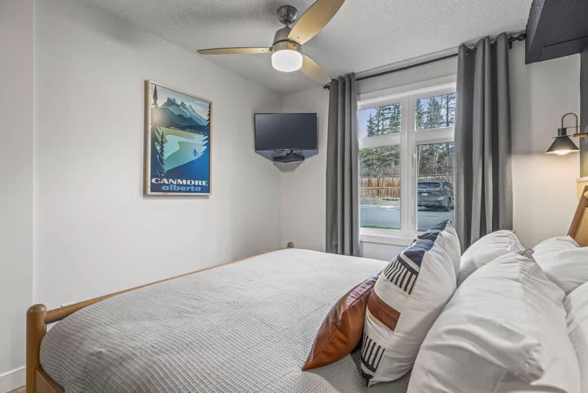 W118 New! Central Canmore- Light Industrial Hotel Room Exterior foto