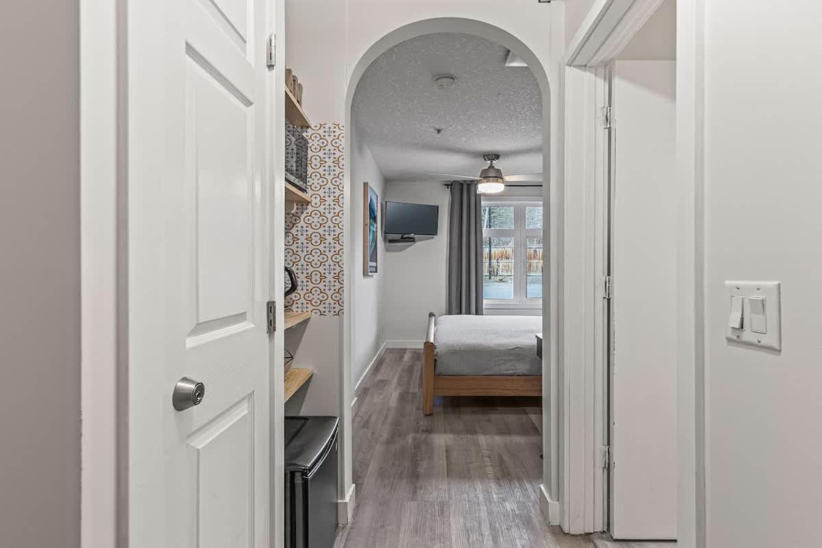 W118 New! Central Canmore- Light Industrial Hotel Room Exterior foto
